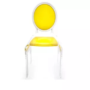 Dieciséis sillas transparentes de plexiglás