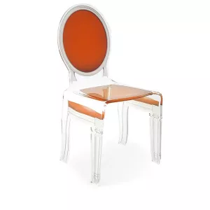 Dieciséis sillas transparentes de plexiglás