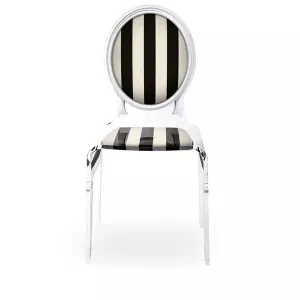 Dieciséis sillas transparentes de plexiglás