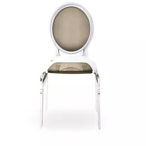 Dieciséis sillas transparentes de plexiglás