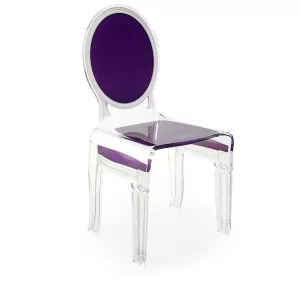 Dieciséis sillas transparentes de plexiglás